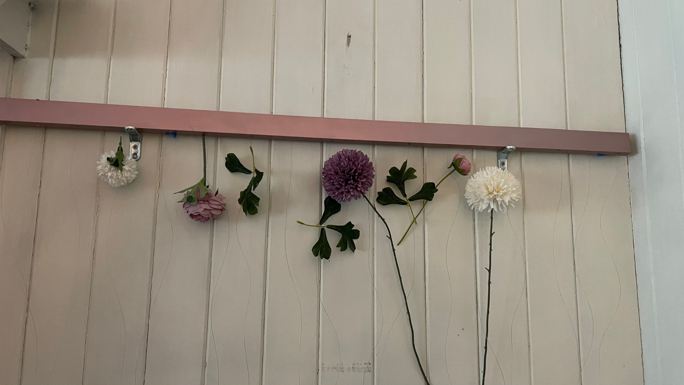 flowers on the wall<br />
